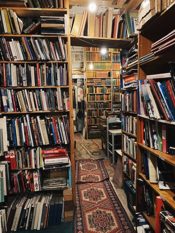 Comment aménager un coin lecture confortable dans une chambre d'amis ?